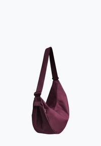 Borsa a spalla bordeaux con tracolla regolabile, realizzata in tessuto liscio; presenta una forma curva e un design minimalista.