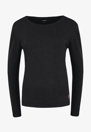 Suéter negro de manga larga con cuello redondo, hecho de un tejido de punto suave. Presenta un pequeño parche de cuero con el logo en el dobladillo.