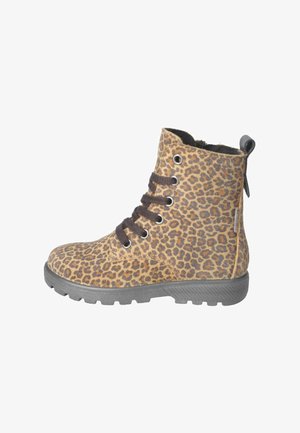Botín infantil de altura hasta el tobillo con un patrón de leopardo marrón y negro, cordones negros, suela negra y un tirador en la parte posterior.
