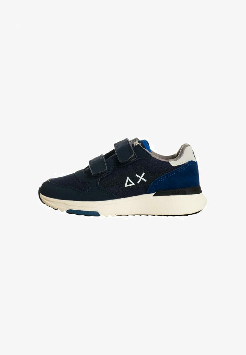 Sneakers blu navy realizzati in tessuto e gomma, con due cinturini in Velcro, un logo bianco e una suola bianca e nera con gomma texturizzata.