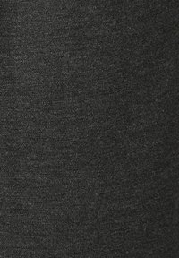 Černá látka s hladkou texturou, má jemný, rovnoměrný tkalcovský vzor. Materiál působí měkce a mírně elasticky. Žádné výrazné vzory nejsou viditelné.