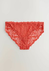 Čipkaste gaćice u živopisnoj crvenoj boji. Cvjetni uzorak s valovitim rubovima. Mekana tekstura s delikatnim detaljima. Elastična pojasnica.
