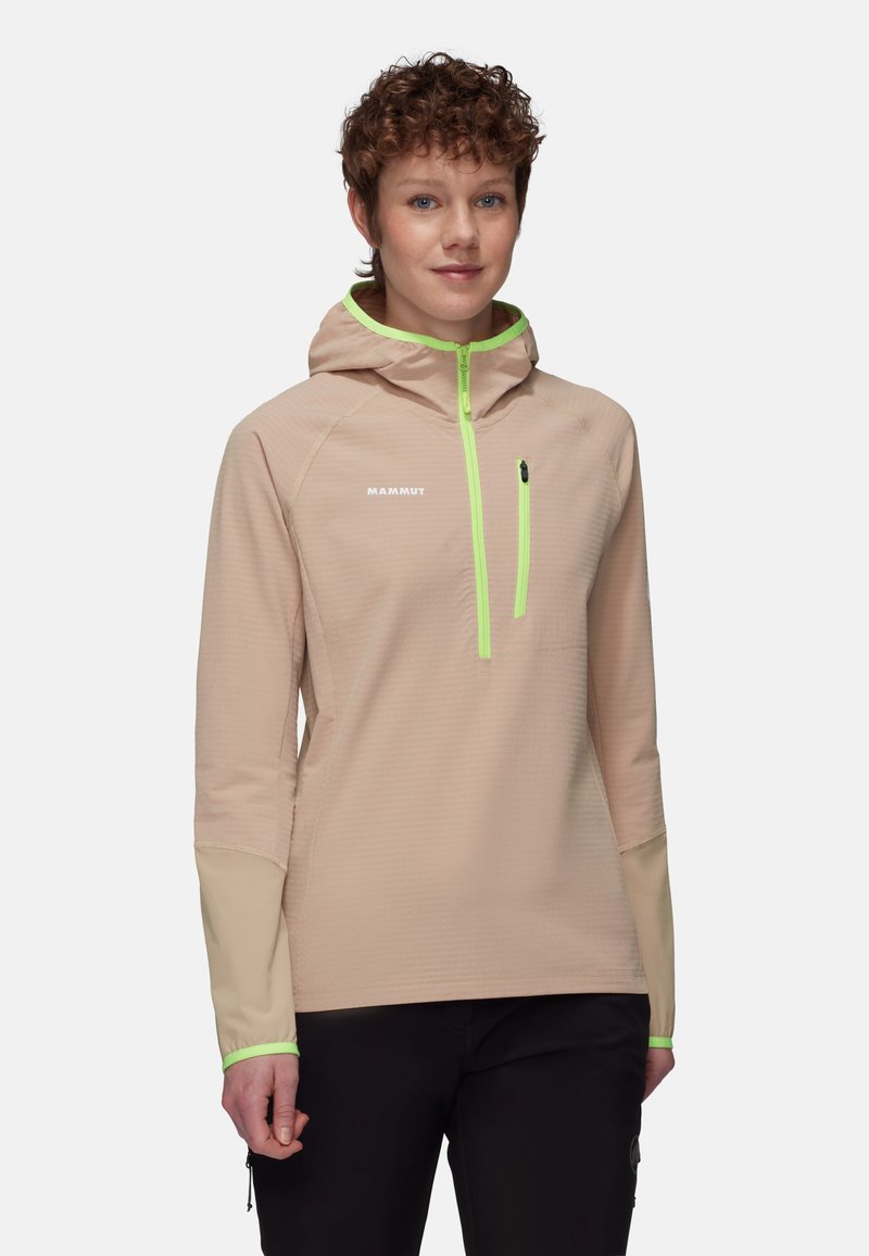 Helle beige Kapuzenjacke mit strukturiertem Design, neongrünen Akzenten, einem halben Reißverschluss vorne und einer mit Reißverschluss versehenen Brusttasche.