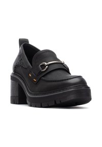 Los mocasines de cuero negros con tacón presentan una punta redondeada, una correa decorativa con herrajes de plata, un tacón de bloque texturizado y acentos naranjas a los lados.