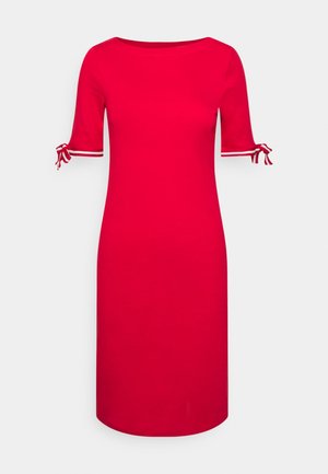 Rotes Kleid mit rundem Ausschnitt, kurzen Ärmeln mit gebundenen Details, aus glattem Stoff, entworfen für eine gerade Silhouette.
