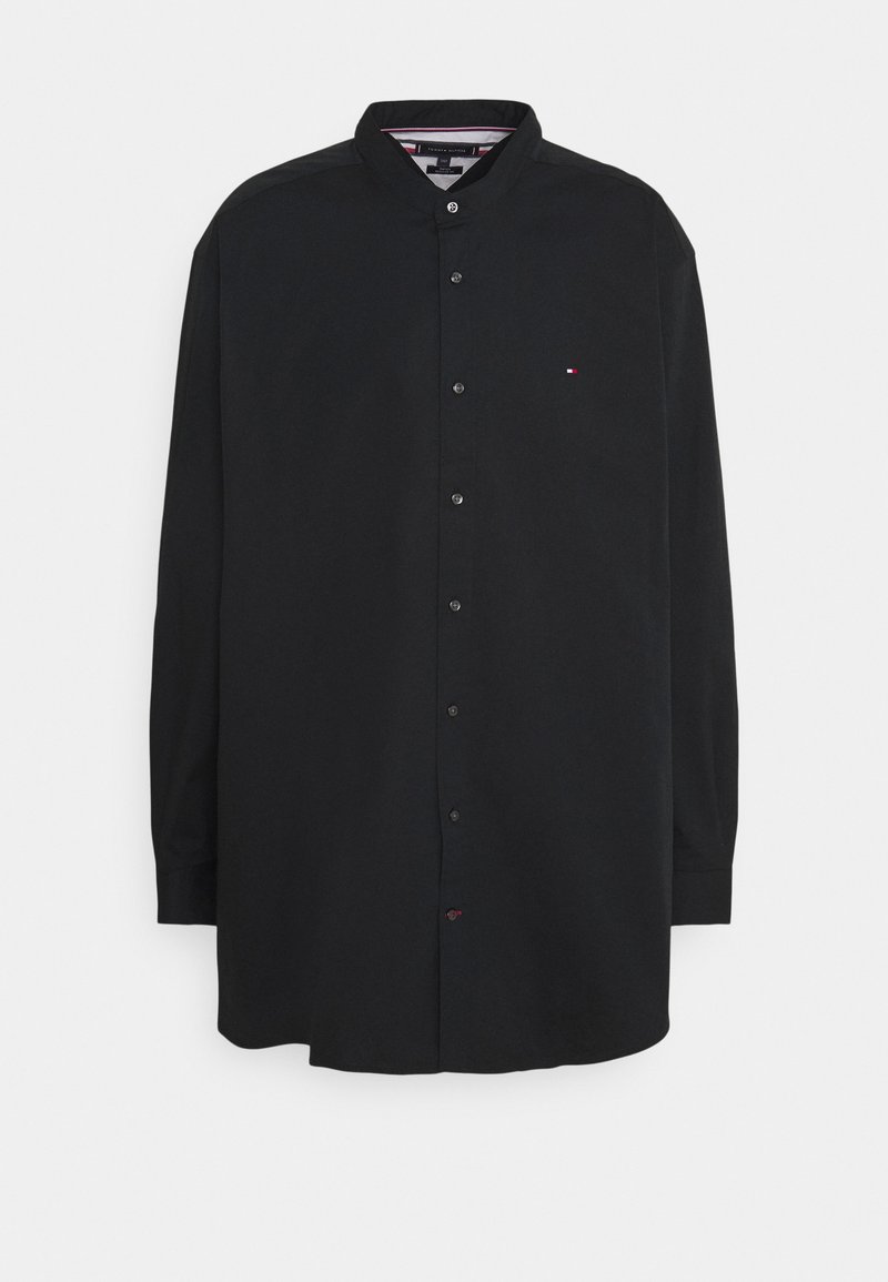 Camisa negra de manga larga con cuello abotonado, que presenta un pequeño logo en el pecho, hecha de tela lisa con un dobladillo recto.