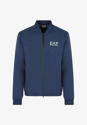 Námořnická modrá bunda na zip vyrobená z hladké tkaniny, s žebrovaným límcem a elastickými manžetami, s bílým logem EA7 na levé hrudi.