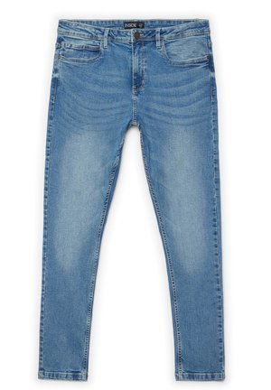 Jeans de mezclilla de color azul claro con un corte Slim fit, diseño de cinco bolsillos, detalles de desvanecimiento sutil y un cierre de botón metálico en la cintura.