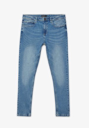 Jeans de mezclilla de color azul claro con un corte Slim fit, diseño de cinco bolsillos, detalles de desvanecimiento sutil y un cierre de botón metálico en la cintura.