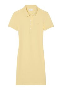 Robe polo jaune, à manches courtes, col à revers, avec patte de boutonnage à cinq boutons, arborant un petit logo brodé sur la poitrine gauche. Tissu en coton doux.