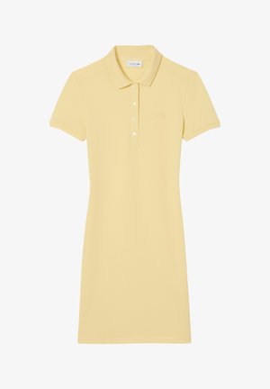 Vestido polo amarillo, de mangas cortas, con cuello, abertura de cinco botones y un pequeño logotipo bordado en el lado izquierdo del pecho. Material de algodón suave.