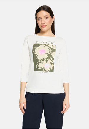 Weißes Baumwoll-Langarmshirt mit einem floralen Druck in Olivgrün, Rosa und Beige, mit dem Text "FLOWER" oben und "smell the blossom" unten.