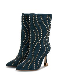 Botas de tobillo de ante verde oscuro con remaches dorados curvados y punteras afiladas, que presentan tacones delgados y acampanados con acentos dorados.