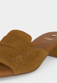 Καφέ σουέτ mule ανοιχτού δακτύλου με χαμηλό τακούνι μπλοκ, διακοσμητική ραφή και πάτο με την επωνυμία "högl".