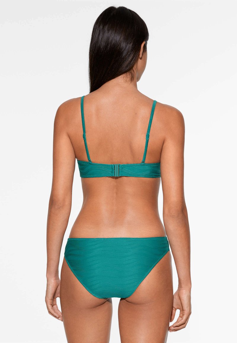 Set di bikini turchese con un motivo a onde testurizzato, spalline sottili regolabili e chiusura con gancio sul retro del top.