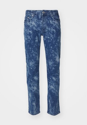 Blå denimjeans med et lyst syrevaske mønster, fem lommer, beltehempe i midjen og rett benklipp.