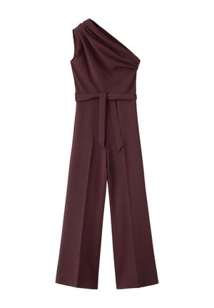 Combinaison bordeaux foncé asymétrique sans manches, jambes larges, avec ceinture en tissu assortie à la taille.