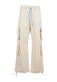 Beige cargo bukser med et gentaget logo mønster, brede ben, en elastisk talje med en blå snor, og flere sidelommer.