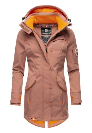 Lichtroze softshelljack met oranje accenten, verstelbare kap, meerdere zakken en knoopsluitingen. Voorzien van een fleece-voering aan de binnenkant.