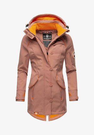 Chaqueta softshell de color rosa claro con detalles en naranja, capucha ajustable, múltiples bolsillos y cierres de botón. Presenta un interior forrado de forro polar.