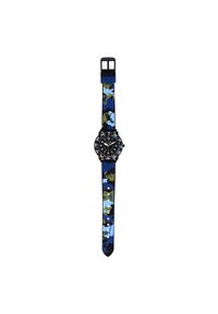 Schwarze Uhr mit einem runden Ziffernblatt und einem Silikonarmband im Camouflage-Muster in Blau, Grün und Schwarz. Weiße Stundenmarkierungen und Zahlen.