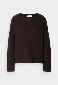 Pull tricoté marron foncé à manches longues et col rond, présenté sur un fond clair uni.