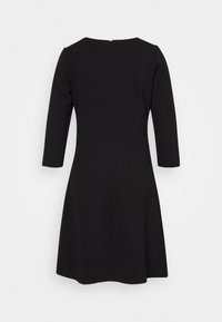 Svart, figurnära klänning med trekvartslånga ärmar och utsvängd kjol. Har en dold dragkedja i ryggen och sömdetaljer längs sömmarna.