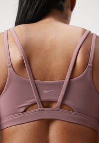 Nike Performance ZENVY STRAPPY - Sports-BH-er med lett støtte - smokey mauve/white