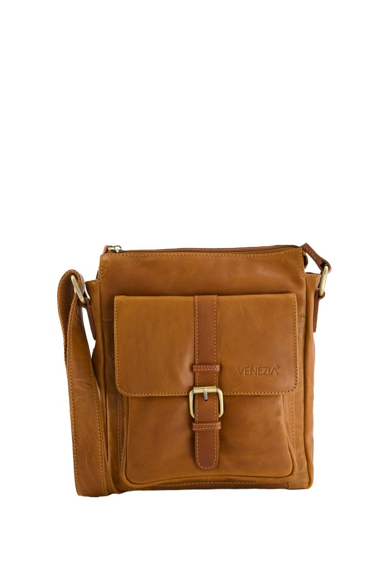 Hnědá kožená crossbody taška s přední kapsou, zavíráním na klopu a detailem s přezkou. Minimalistický design a hladká textura.