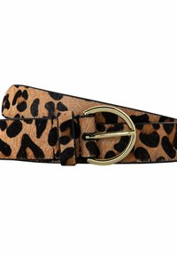 Ceinture en imprimé léopard avec une boucle dorée en forme de demi-cercle arrondi et une boucle assortie sur un fond blanc.