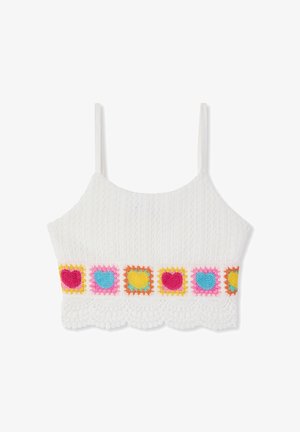 Top corto in crochet bianco con spalline sottili, caratterizzato da un motivo a cuore colorato in rosa, blu, giallo e arancione lungo il bordo inferiore.
