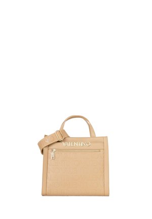 Sac à main beige Valentino avec motif de logo embossé, poche zippée dorée, poignées supérieures et bandoulière réglable brandée.