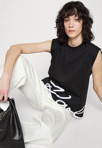 KARL LAGERFELD SIGNATURE TANK - Majica kratkih rukava s printom - black