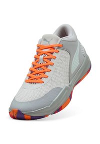 Scarpa sportiva grigia chiaro realizzata in materiali in rete e sintetici, con lacci arancioni e una suola di gomma colorata con dettagli viola e arancioni.