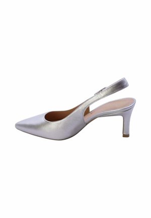 Décolleté slingback argento metallizzato con punta a punta, tacco medio e cinturino con fibbia su sfondo bianco.