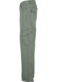Khaki cargo hlače z naravnim krojem, več žepi in gumbom za zapiranje. Narejene so iz trpežne bombažne tkanine z gladko strukturo.