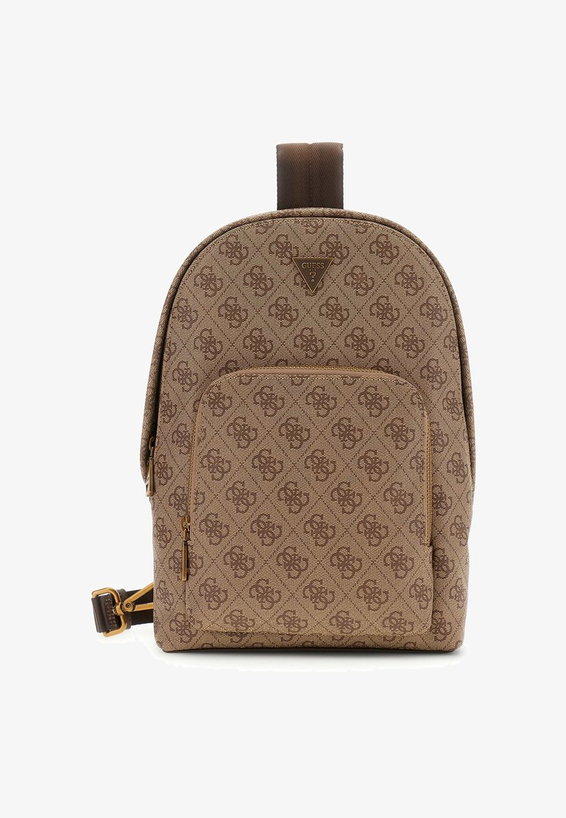 Sac à dos Guess marron avec imprimé logo à motifs, poche zippée à l'avant, poignée supérieure et bretelles réglables sur fond blanc.