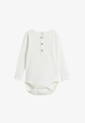 Langærmet hvid baby bodystocking lavet af ribbet stof, med rund halsudskæring, tre knapper i træ og trykknapper i bunden.