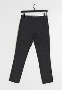 Pantalons sur mesure gris charbon avec un motif à carreaux subtil, dotés de deux poches arrière et d'une coupe droite.