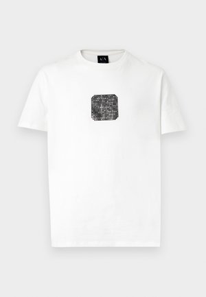 Hvit t-skjorte med kort erme og en liten svart firkantgrafikk med hvite prikker og teksten "Armani Exchange" på brystet.