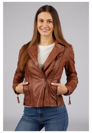 Braune Leder-Motorradjacke mit schmalem Schnitt, geflochtenen Seitendetails und Reißverschlusstaschen. Hat einen breiten Kragen und eine glatte Textur.