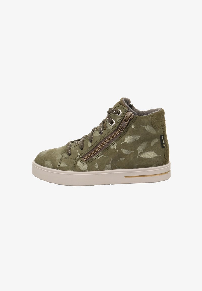 Olivgrüner Hochschnitt-Sneaker mit strukturierter Oberfläche, versehen mit einem Camouflage-Muster, Schnürsenkeln und einem seitlichen Reißverschluss mit goldfarbenen Akzenten.