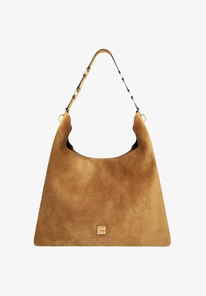 Bruine suède handtas met een slungelige vorm, een gebogen bovenkant en een dunne riem met kettingaccenten. Getextureerd oppervlak met een klein logodetail.