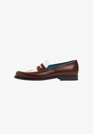Braune Lederloafer mit weißem Obermaterial, das ein rotes Rosendesign und ein blaues Innenfutter aufweist, von der Seite auf einem weißen Hintergrund gesehen.