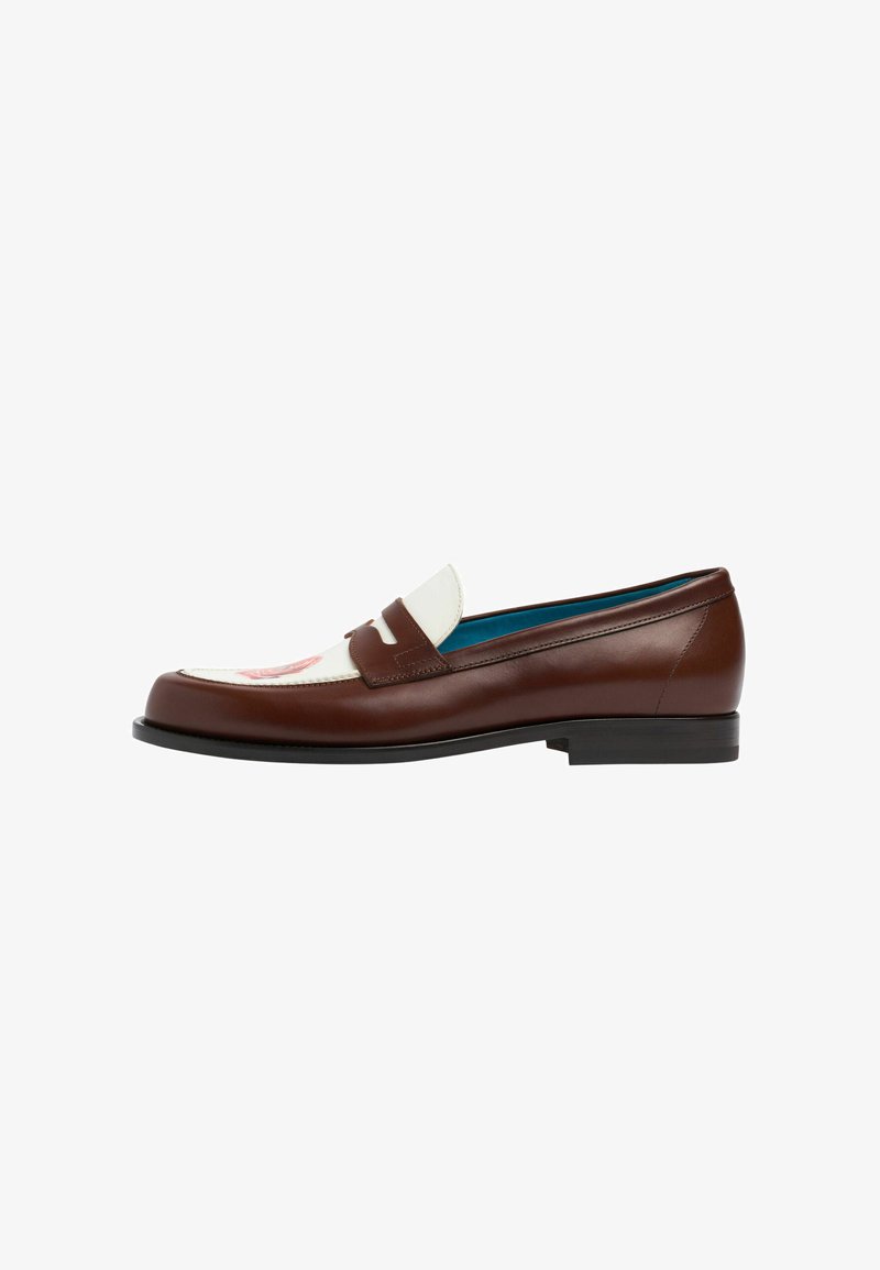 Brune læderloafer med hvid top forsynet med et rødt rosemotiv og blå inderside, set fra siden på en hvid baggrund.