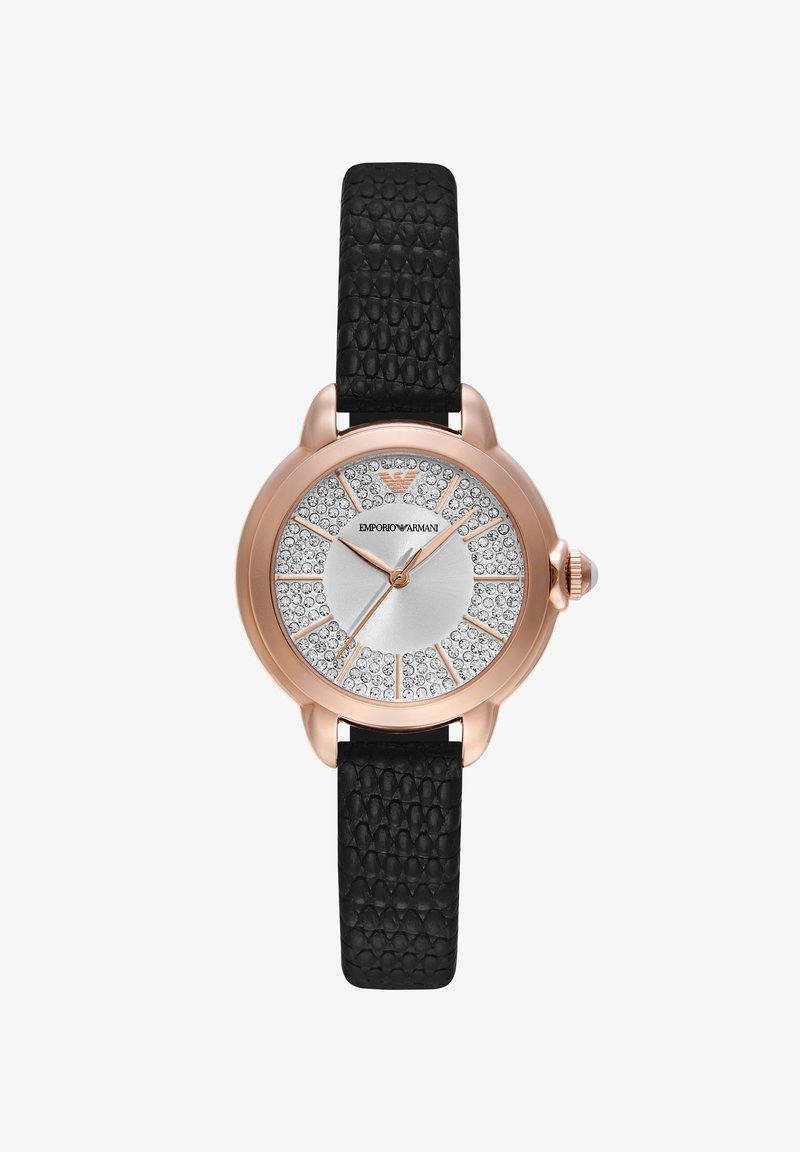 Růžové zlaté hodinky s texturovaným černým koženým páskem. Jiskřivé krystalové ozdoby na stříbrném ciferníku, který má minimalistické hodinové značky.