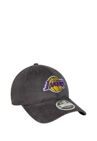 Cappellino da baseball in corduroy grigio con logo ricamato dei Los Angeles Lakers in viola e giallo, dotato di visiera curva e cinturino posteriore regolabile.