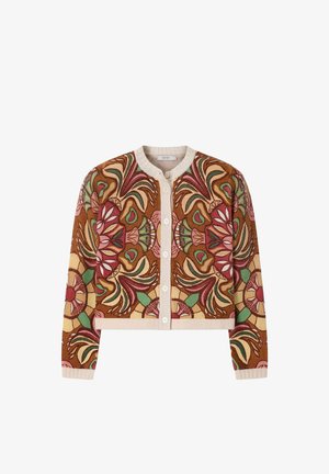 Cardigan marron boutonné avec motifs floraux abstraits multicolores en rose, vert et crème, avec col, poignets et ourlet côtelés.