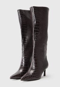 Bottes montantes en simili-croco marron avec un bout pointu et un talon fin. Texture lisse avec une finition brillante. Pas de matériel ou d'accents visibles.