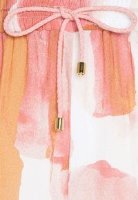 Elastische tailleband met een roze trekkoord, gouden hardware accenten en een aquarelontwerp in roze, oranje en witte tinten op zijdeachtig stof.